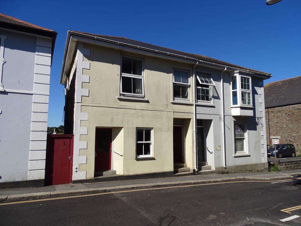 Lot: 20 - FREEHOLD THREE-STOREY TOWN HOUSE DIVIDED INTO THREE FLATS FOR INVESTMENT - 